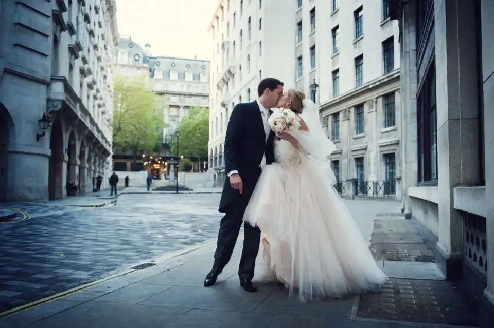 Married couple kiss in London Street - Scott Gilbert Wedding Photography