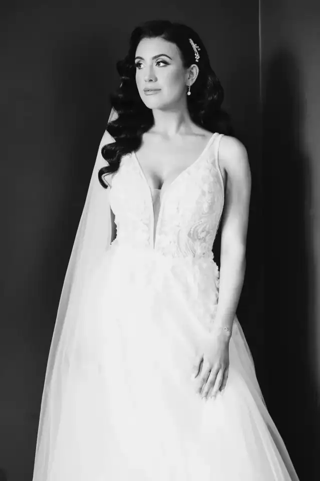 Elegant bride in white dress - Scott Gilbert Wedding Photography